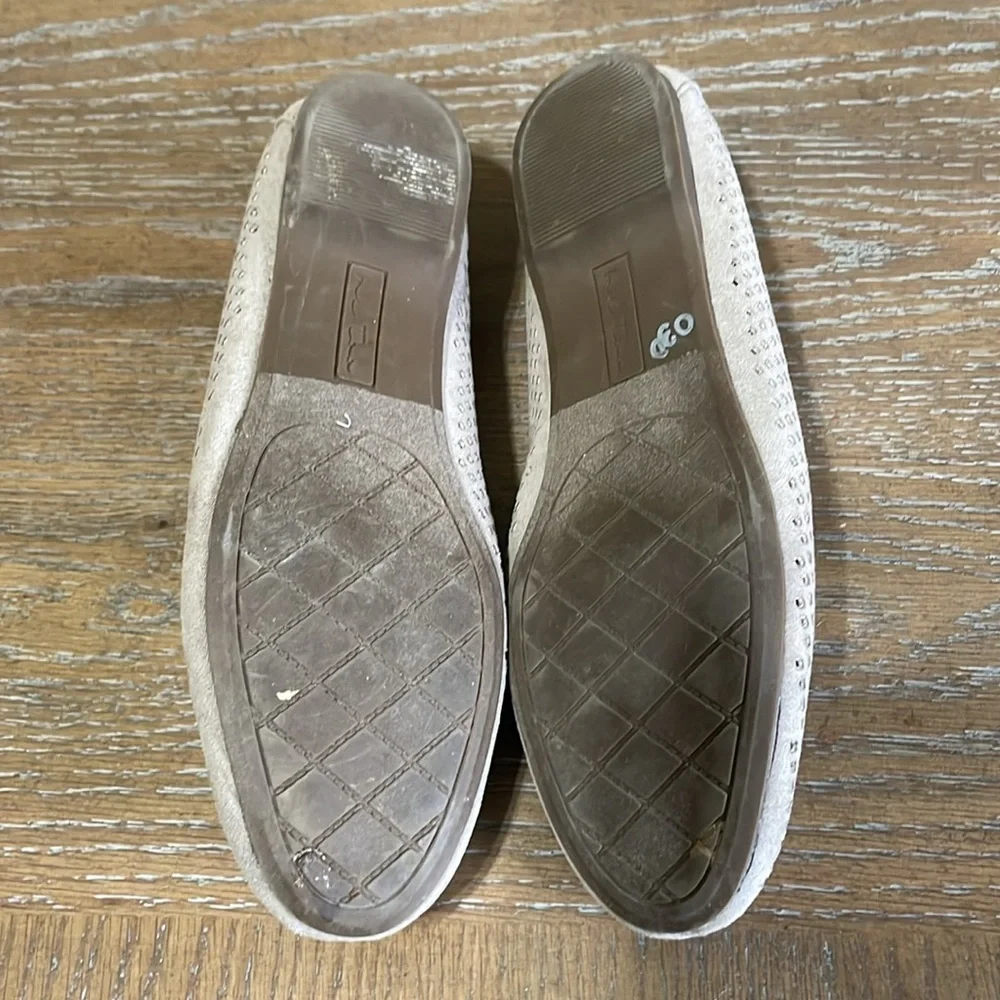 ME TOO WOMENS TAN FLAT ROUND TOE MICRO SUEDE LOAFERS SIZE 8-1/2